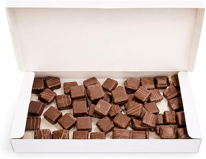 Caixa branca com chocolates sortidos
